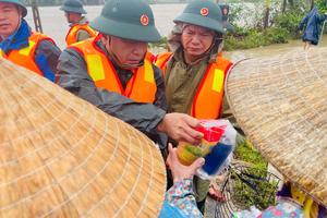 Xuất cấp 15 tấn lương khô hỗ trợ khẩn cấp cho người dân vùng lũ