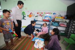 Phó Chủ tịch, Tổng Thư ký Ủy ban Trung ương MTTQ Việt Nam Nguyễn Thị Thu Hà thăm, hỗ trợ người dân vùng lũ Khánh Hòa