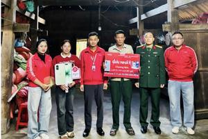 Viettel trao thưởng iPhone 17 cho người đàn ông báo công an vì sợ bị lừa