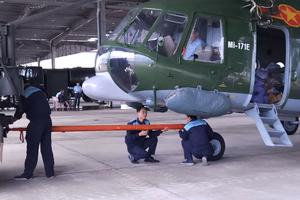 Trực thăng vận chuyển 3 tấn hàng cứu trợ đồng bào vùng lũ bị cô lập