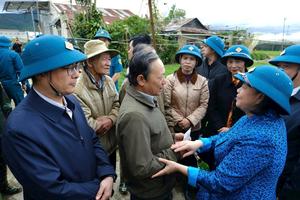 Chủ tịch Ủy ban Trung ương MTTQ Việt Nam Bùi Thị Minh Hoài trực tiếp thăm hỏi người dân vùng lũ Ka Đô, Lâm Đồng