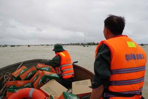 Quân khu 5 xuyên đêm tiếp cận vùng lũ, hỗ trợ khẩn cấp hơn 600 nhân khẩu