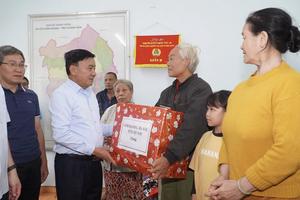 Thường trực Ban Bí thư Trần Cẩm Tú thăm, động viên và chỉ đạo khắc phục hậu quả mưa lũ tại tỉnh Khánh Hòa