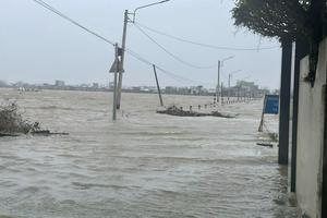 Giao thông nhiều nơi tại Trung Bộ vẫn bị tắc đường, hư hỏng