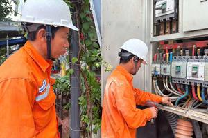 Hơn 1 triệu khách hàng đã được cấp điện trở lại sau ngập lũ tại miền Trung – Tây Nguyên