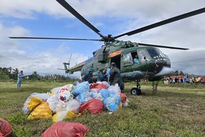 Trực thăng quân đội tăng cường bay cứu trợ Nhân dân vùng lũ