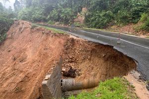 Đà Nẵng: Sạt lở tái diễn gây cản trở giao thông tại các xã vùng cao