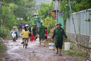 Kịp thời tiếp nước sạch giúp người dân vượt qua khó khăn sau mưa lũ