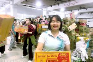 Thành phố Hồ Chí Minh: Chạy đua với thời gian, tiếp tục gửi hàng trăm tấn hàng hóa tới miền Trung
