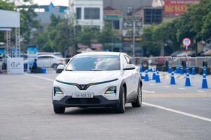 VinFast VF 6 hút khách dịp cuối năm: Giá lăn bánh rẻ hơn A-SUV, chạy cả vạn km với chi phí 0 đồng