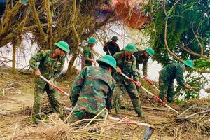 Bộ đội về làng: Điểm tựa vững chắc cho đồng bào sau lũ dữ