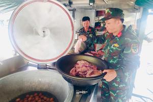 Điểm tựa giữa bão lũ: Xe bếp Lữ đoàn 655 và những bữa cơm nghĩa tình