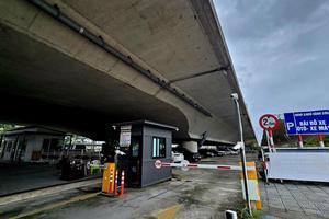 Đà Nẵng: Bãi đỗ xe tạm dưới gầm cầu hoạt động bất chấp quyết định của chính quyền