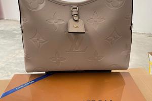 Hải quan phát hiện hàng nghìn sản phẩm túi xách, dép giả mạo hàng hiệu