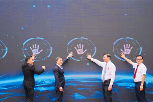 “Đoàn kết là sức mạnh - Chung tay chấm dứt dịch bệnh AIDS”