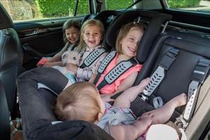 Lựa chọn thiết bị an toàn đạt chuẩn cho trẻ em trên ô tô thế nào?