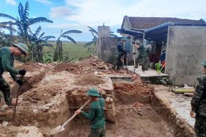 Lực lượng vũ trang thần tốc dựng lại nhà ở, giúp người dân ổn định cuộc sống sau mưa lũ
