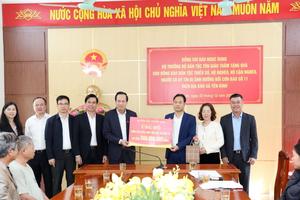 Bộ trưởng Bộ Dân tộc và Tôn giáo thăm, tặng quà người dân vùng bão số 11 tại Lạng Sơn