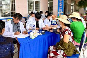 Đắk Lắk: Khám, cấp thuốc miễn phí và sẻ chia khó khăn cùng người dân vùng lũ Hòa Thịnh