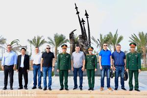 Đoàn cấp cao Nga tham quan Bảo tàng Lịch sử Quân sự Việt Nam