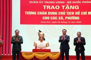 Bộ Quốc phòng trao tặng tượng chân dung Chủ tịch Hồ Chí Minh cho các xã, phường tại Lạng Sơn