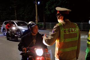 Kiểm tra nồng độ cồn để kéo giảm tai nạn giao thông dịp Tết ở Hà Nội