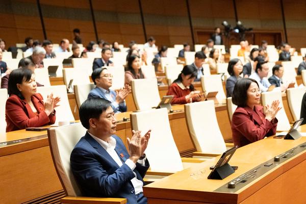 Quốc hội thông qua số lượng luật, nghị quyết khổng lồ trong tuần cuối kỳ họp 10
