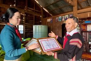 Người uy tín Ksơr Blă: Ngọn lửa bền bỉ thắp sáng buôn Hwing Drăn (xã Ea Hiao)