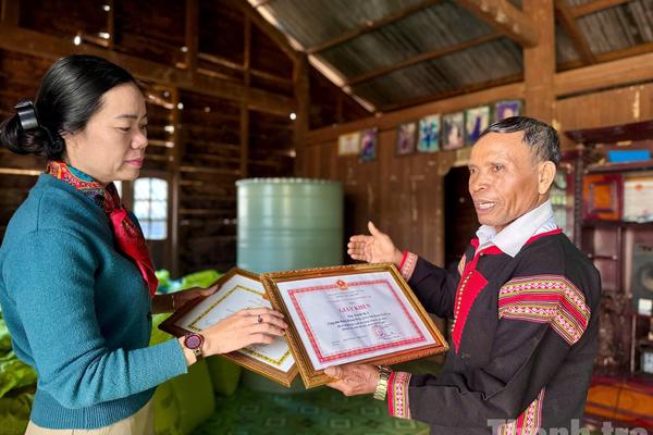 Người uy tín Ksơr Blă: Ngọn lửa bền bỉ thắp sáng buôn Hwing Drăn (xã Ea Hiao)