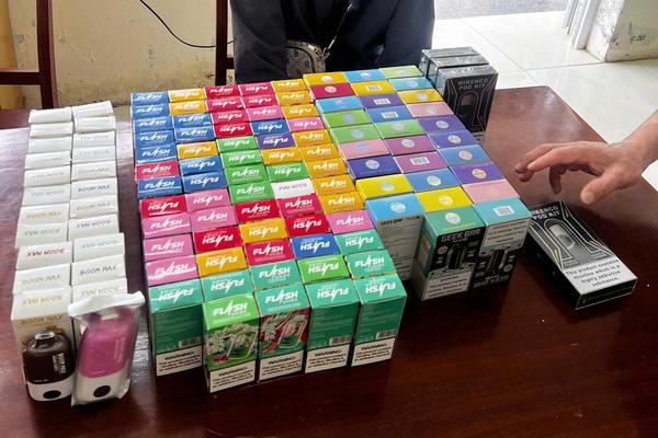 Đồn Biên phòng Sơn Trà bắt giữ đối tượng mua bán thuốc lá điện tử