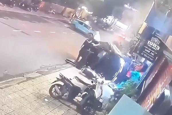 Quảng Trị: Ô tô bất ngờ lao lên vỉa hè, tông 3 người bị thương trong đêm