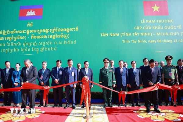 Thủ tướng Phạm Minh Chính và Thủ tướng Campuchia dự khai trương cặp cửa khẩu