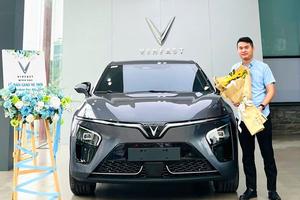 Dạy lái bằng VinFast VF 7, chủ xe chia sẻ: Nhiều học viên sau khi nhận bằng mua ngay xe điện