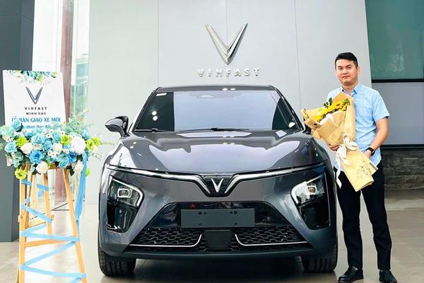 Dạy lái bằng VinFast VF 7, chủ xe chia sẻ: Nhiều học viên sau khi nhận bằng mua ngay xe điện