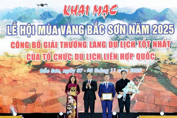 Lạng Sơn: Khai mạc Lễ hội Mùa vàng, Quỳnh Sơn được vinh danh là “Làng du lịch tốt nhất 2025”