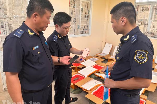 Hải quan phát hiện lô hàng hơn 20 tấn có chứa nhiều vũ khí quân dụng