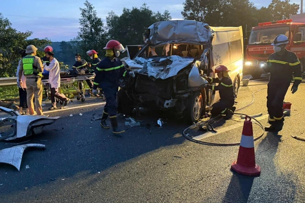 Khẩn trương làm rõ nguyên nhân và khắc phục hậu quả vụ tai nạn giao thông nghiêm trọng trên cao tốc Đà Nẵng - Quảng Ngãi