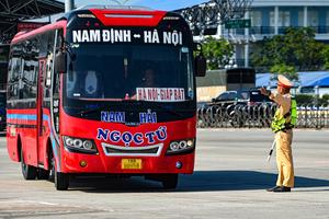 Kiểm tra, xử lý vi phạm đối với xe khách trên cao tốc