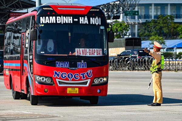 Kiểm tra, xử lý vi phạm đối với xe khách trên cao tốc