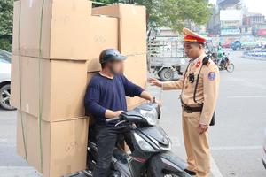 CSGT Hà Nội xử phạt hàng chục trường hợp che, dán biển số và sử dụng điện thoại khi lái xe