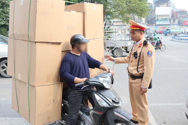 CSGT Hà Nội xử phạt hàng chục trường hợp che, dán biển số và sử dụng điện thoại khi lái xe