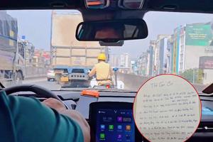 CSGT Hà Nội mở đường, hỗ trợ xe chở sản phụ đến bệnh viện an toàn