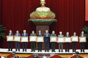 Chủ tịch nước Lương Cường và nhiều cán bộ lãnh đạo nhận phần thưởng cao quý