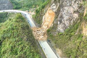 Phú Thọ: Sạt lở tại đèo Thung Khe - quốc lộ 6, 3 người bị vùi lấp
