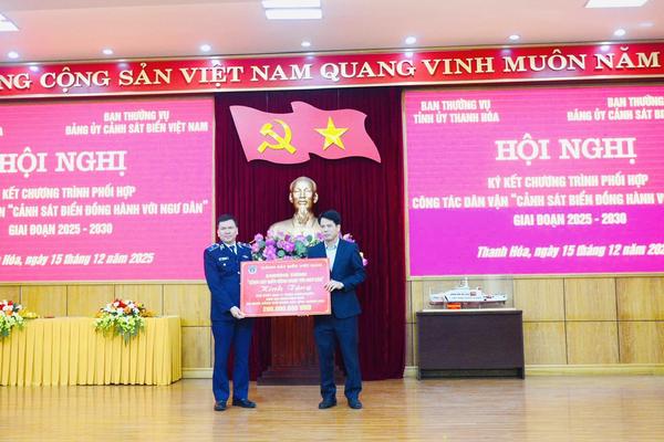 Thanh Hoá: Cảnh sát biển Việt Nam đồng hành cùng ngư dân vươn khơi, bám biển