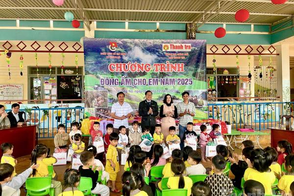 Báo Thanh tra tổ chức “Đông ấm cho em 2025”: Hơi ấm sẻ chia lan tỏa nơi vùng cao Đắk Ri