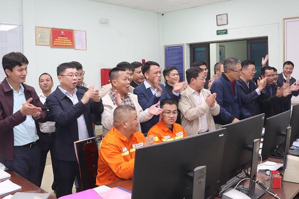 Đóng điện Dự án Nâng công suất Trạm biến áp 500kV Hòa Bình