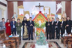 Giáng sinh lan tỏa tinh thần đoàn kết: Lãnh đạo tỉnh Thanh Hóa thăm, chúc mừng Tòa giám mục