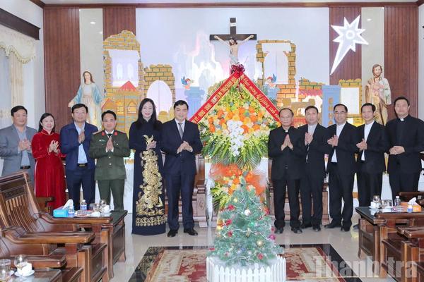 Giáng sinh lan tỏa tinh thần đoàn kết: Lãnh đạo tỉnh Thanh Hóa thăm, chúc mừng Tòa giám mục
