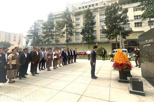 TP Hồ Chí Minh: Đoàn đại biểu Chính quyền tỉnh Hủa Phăn (CHDCND Lào) dâng hoa tưởng niệm Chủ tịch Hồ Chí Minh